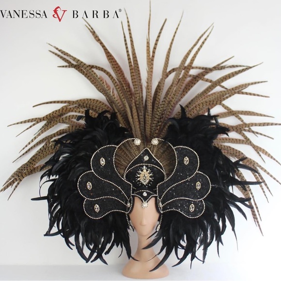 Very detail with real feathers, designed by Vanessa Barba a well known designer! - Picture 9 of 16